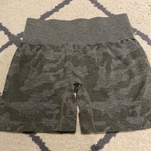 NEVER WORN GREEN CAMO SHORTS SIZE L !!